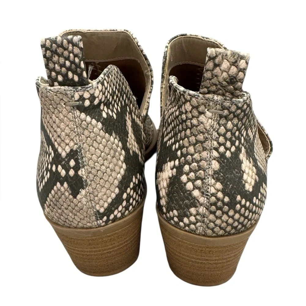 UNIVERSAL THREAD CARI GRAY SNAKE PRINT CUT OUT ANKLE BOOTIES BOOTS WOMENS SZ 7